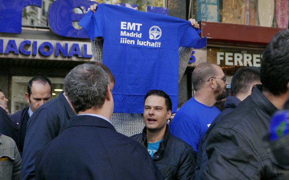 Concentracin en defensa de la EMT frente a la sede del PP en Madrid