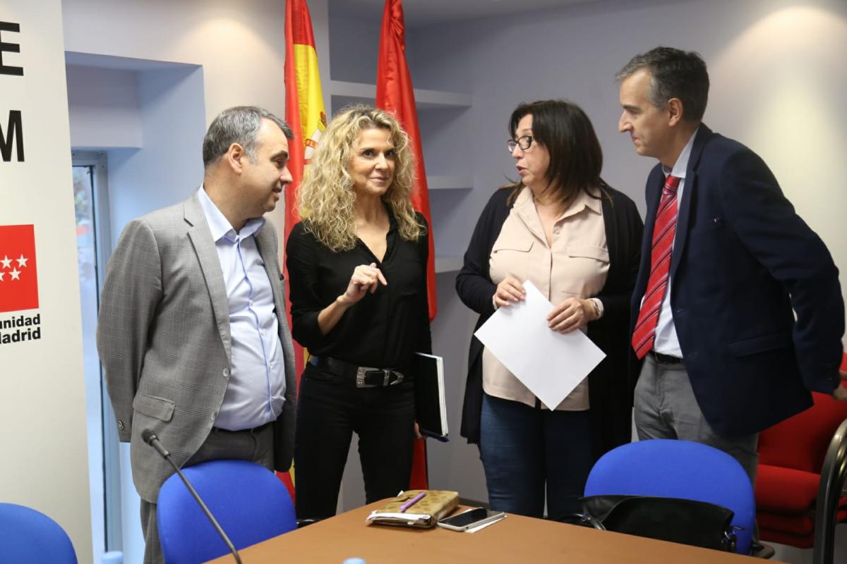 En el centro, a la izquierda Amparo Merino y a la derecha Asuncin Servant