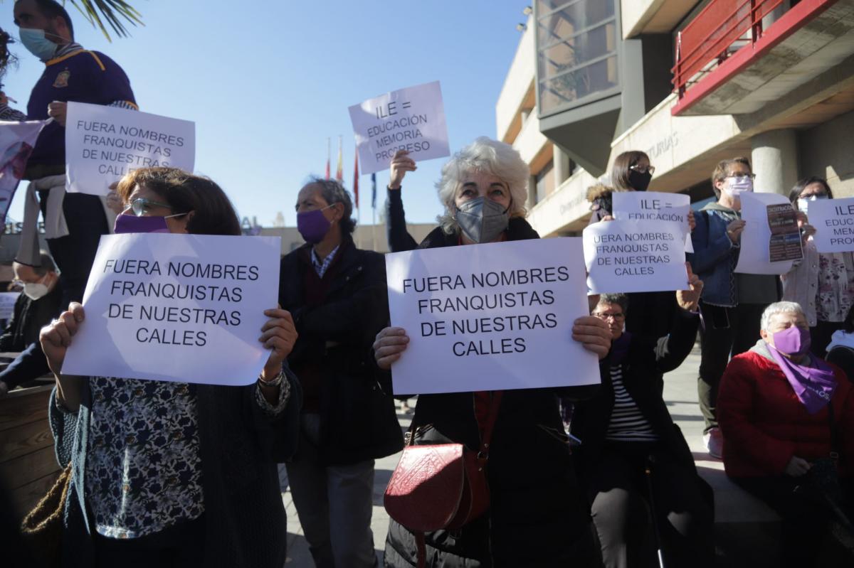 Concentracin por el mantenimiento del nombre de la avenida de la Institucin Libre de Enseanza