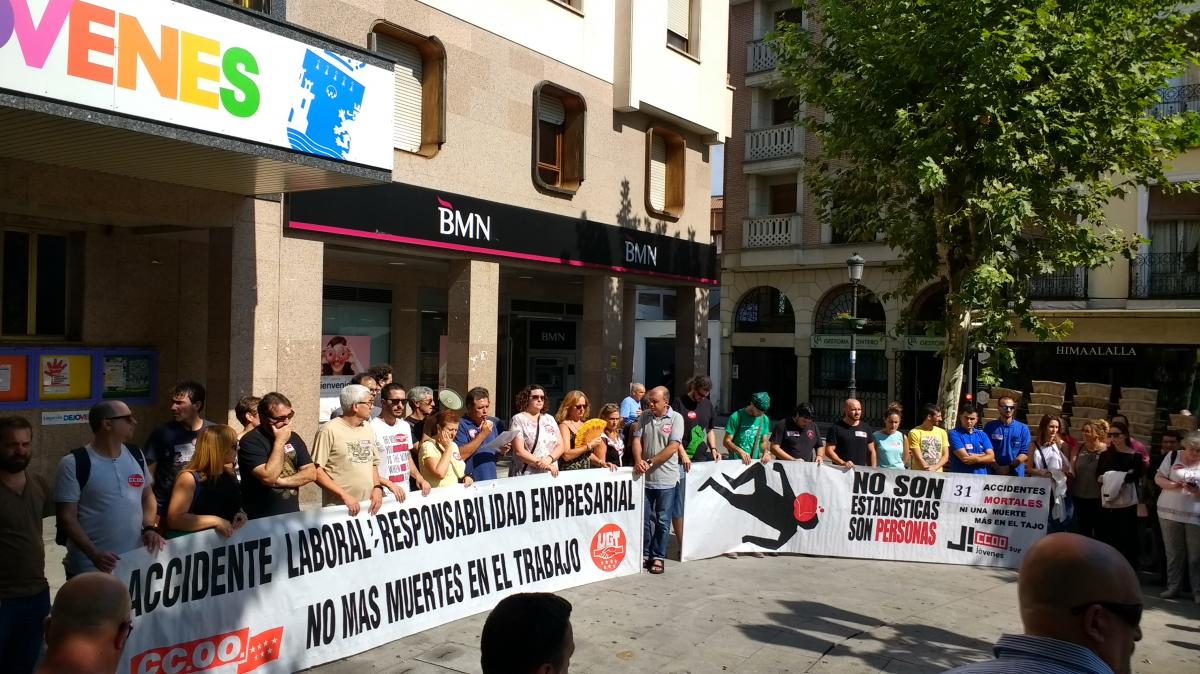 Concentracin en Leganes en solidadridad familia trabajador fallecido en accidente laboral