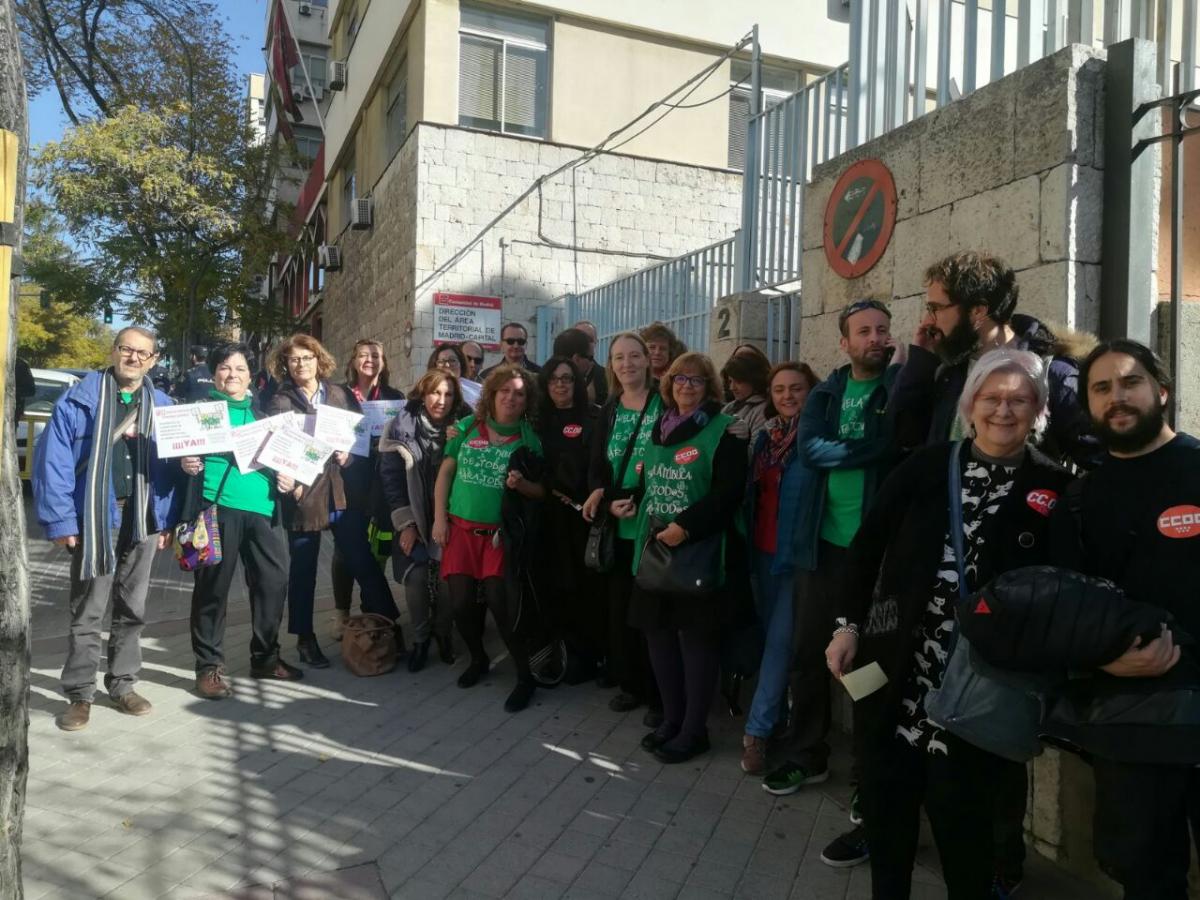 CCOO se concentra ante las Juntas de Personal Docente ante la paralizacin del Acuerdo Sectorial