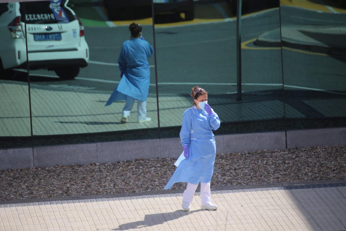 Una sanitaria madrilea trabajando contra el coronavirus