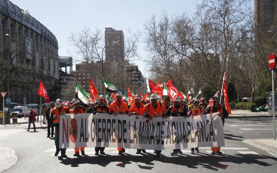Manifestacion de mineros de Aguas Blancas frente al Ministerio de Industria en Madrid