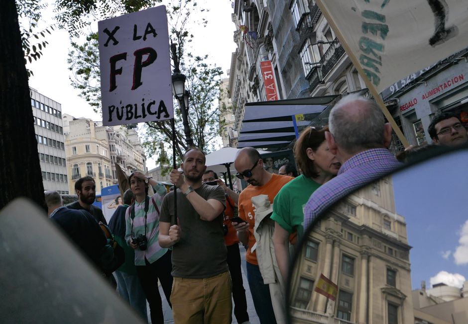 Concentracin frente a la Consejera de Educacin en defensa de la FP pblica