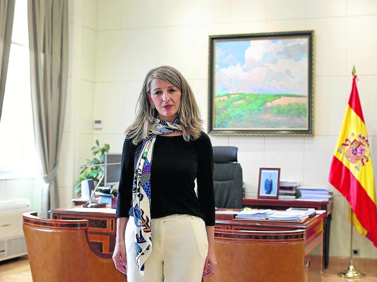 La ministra de Trabajo anuncia una ley que regule las condiciones laborales en el teletrabajo y considera que los recortes "condenaran a una generacin perdida".