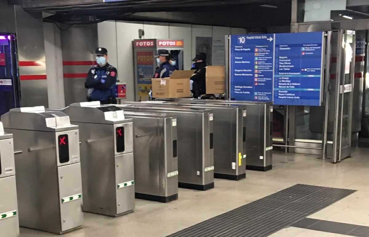 Reparto de mascarillas en una estacin de Metro de Madrid