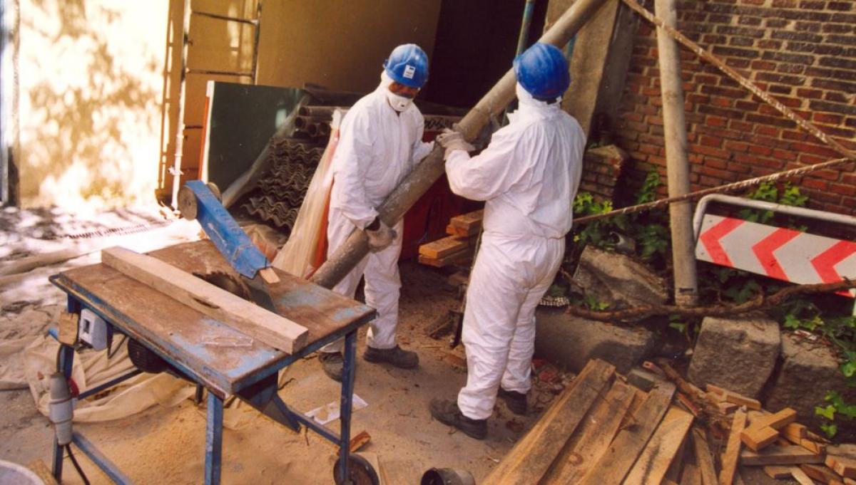Trabajadores manipulando amianto