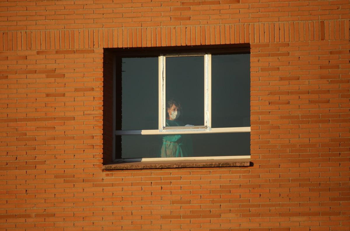 Casi 2.000 profesionales estn de baja por COVID-19 en la Sanidad Pblica madrilea y no son sustituidos