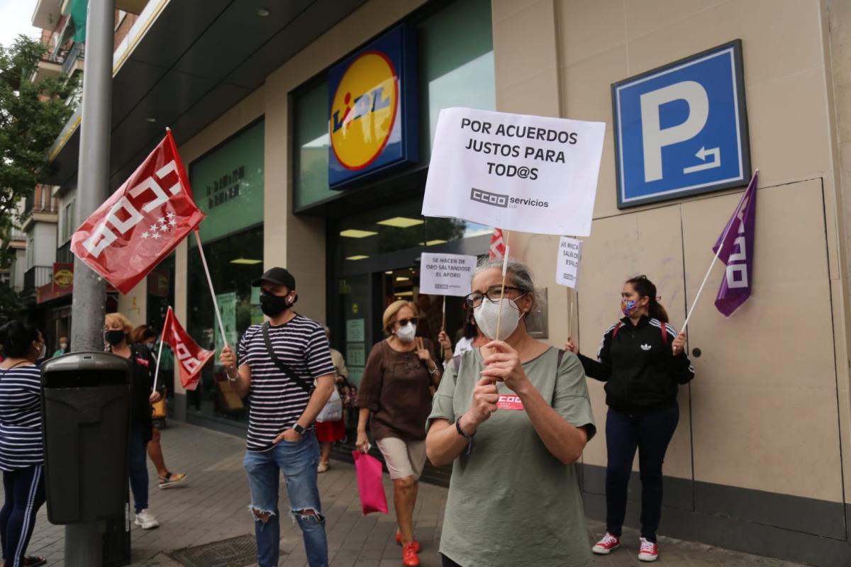 La plantilla de Lidl exige que cumplan lo acordado frente a uno de sus establecimientos en Madrid