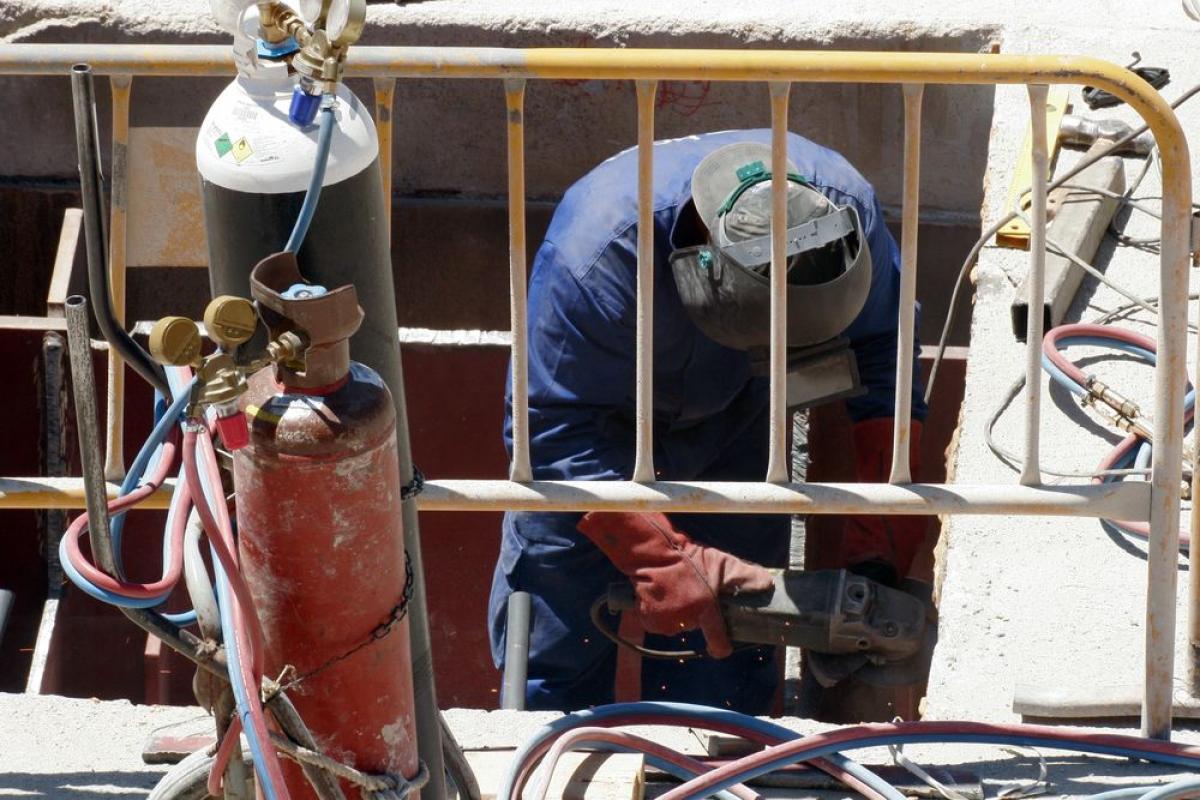 Obrero trabajando con soldadura