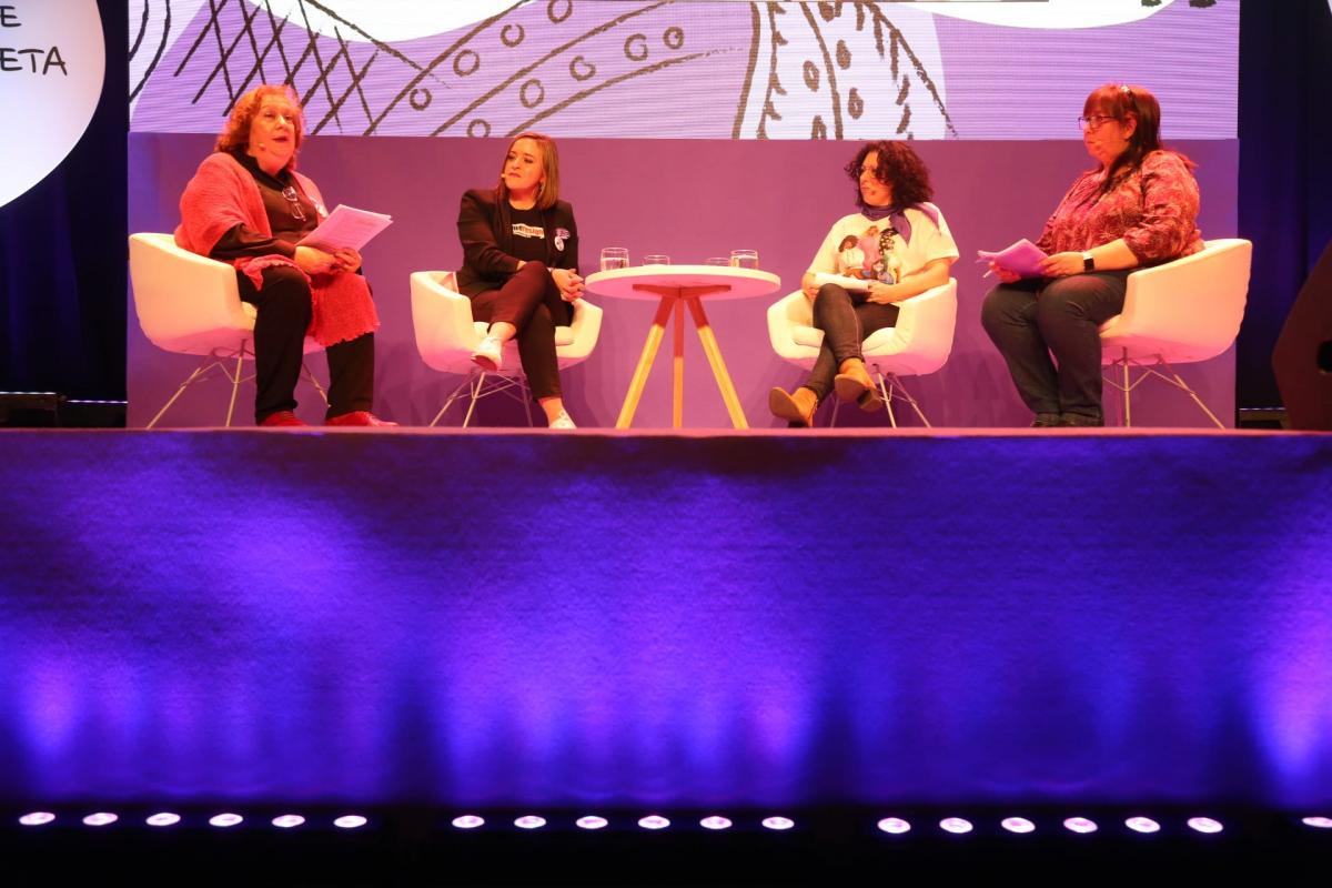 Pilar Morales moder la mesa con  delegadas de CCOO