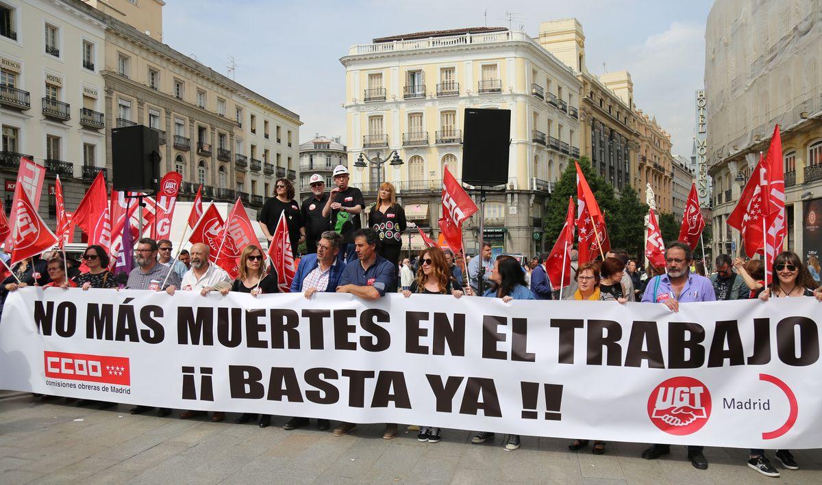CCOO y UGT se han concentrado en Madrid para visibilizar el drama de la siniestralidad laboral y reclamar medidas ms contundentes frente a la misma