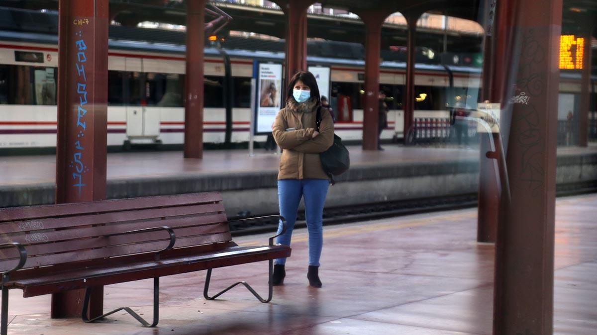 Una mujer en la estacin de Chamartn de Madrid