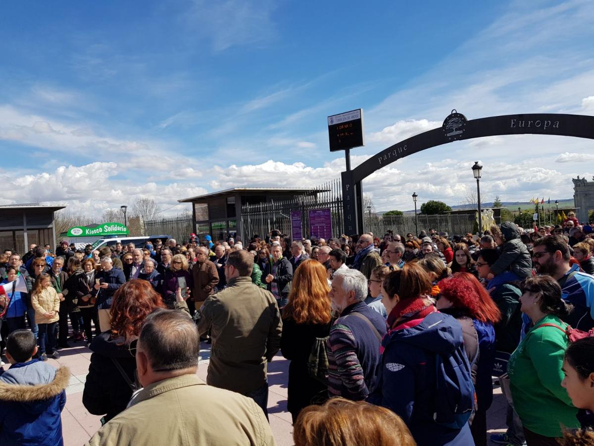 Multitudinaria concentracin en demanda de un centro de educacin especial pblico en Torrejn