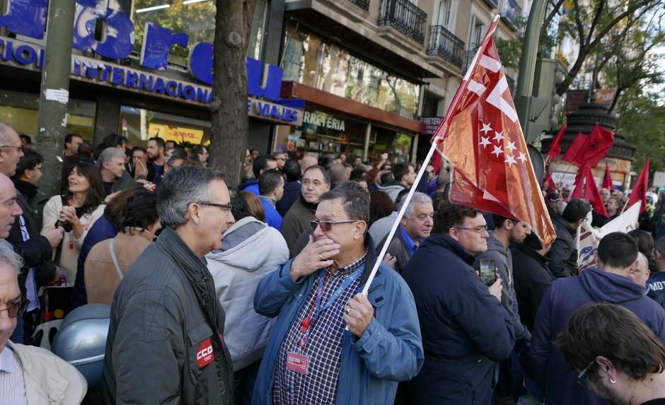 Concentracin en defensa de la EMT frente a la sede del PP en Madrid