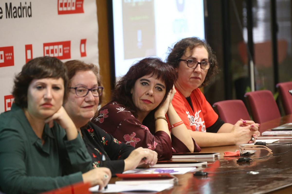 Rojas, Violetas y Espartanas, de Carmen Barrios (segunda por la derecha), se present en CCOO de Madrid