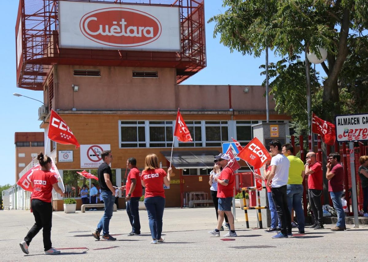 Protesta de la plantilla de Cutara a las puertas de la fbrica