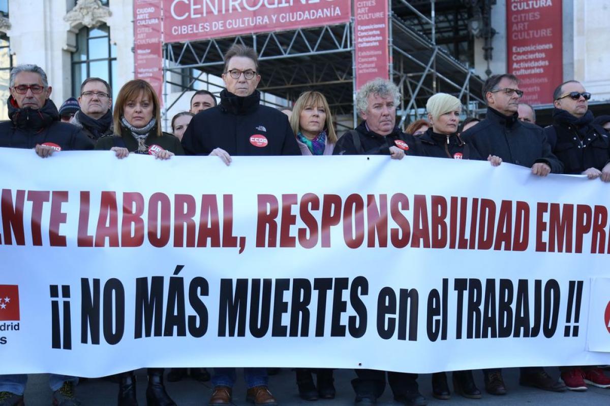 Concentracin en Madrid en recuerdo de los trabajadores fallecidos este mircoles en Alcorcn y en la capital