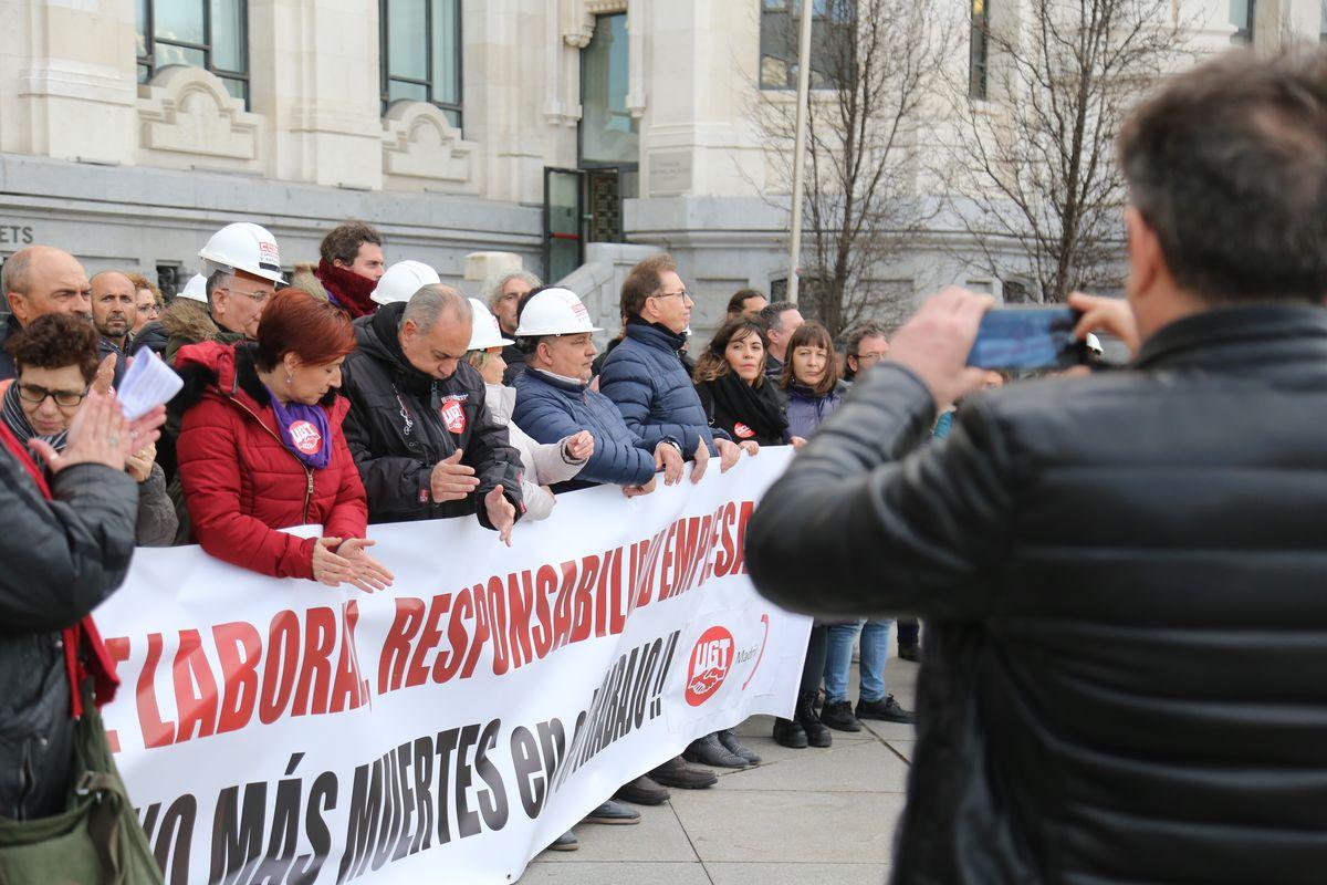 Concentracin en solidaridad con la familia y amigos del ltimo trabajador fallecido esta semana