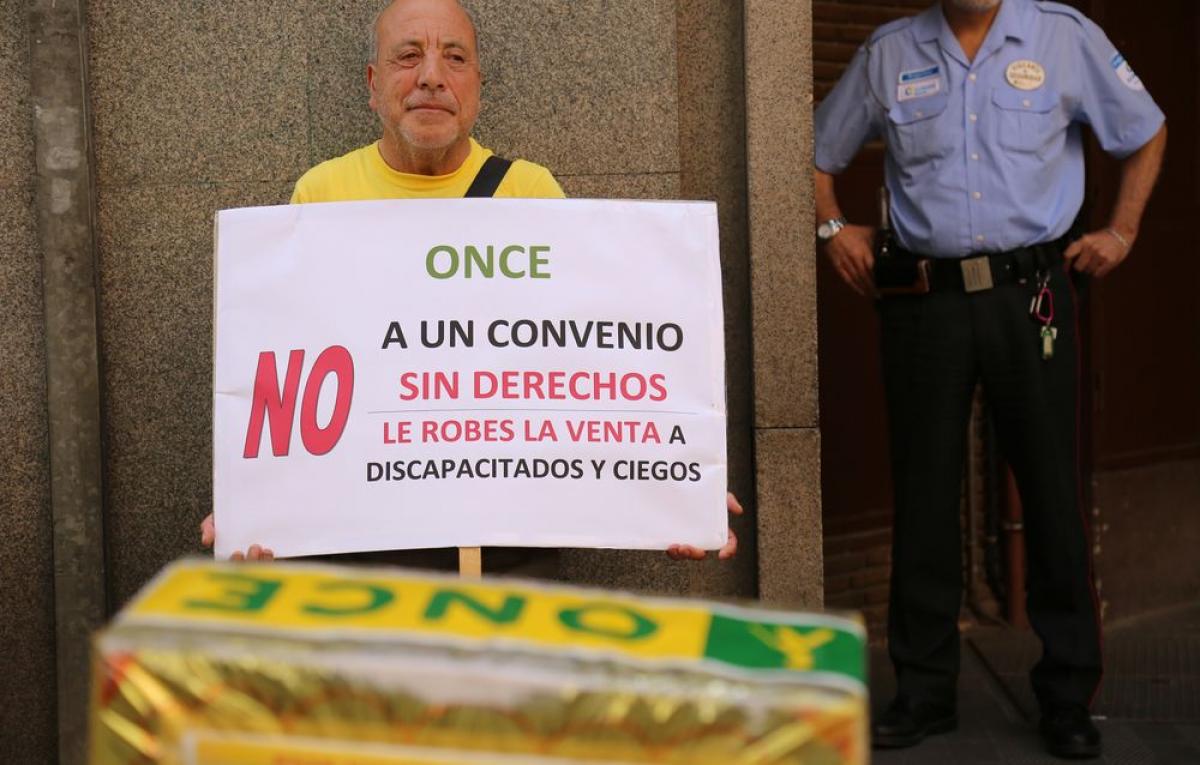 Trabajador de la ONCE en la sede la empresa esta maana