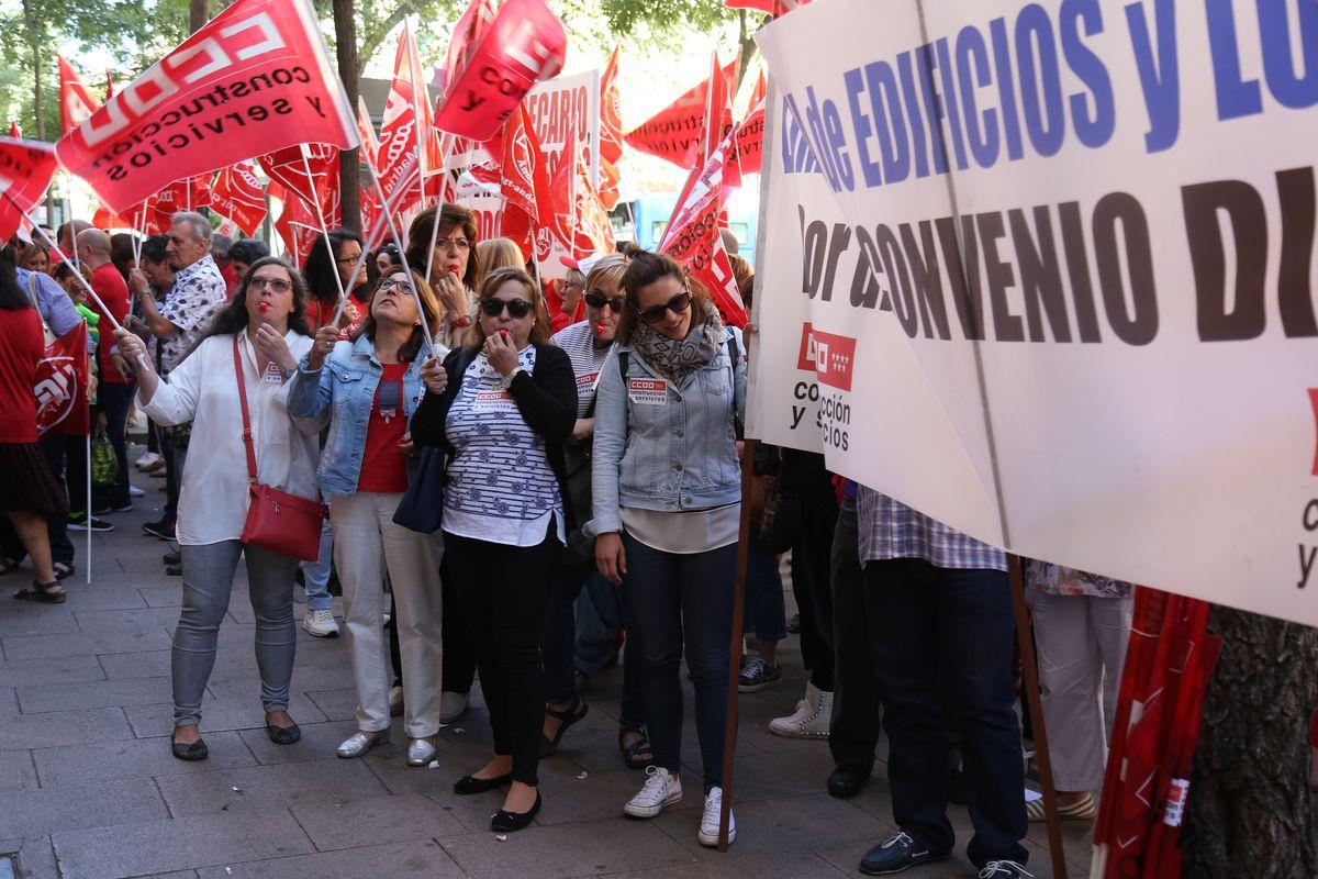 Decenas de trabajadoras de limpieza se han concentrado esta maana ante la sede de la patronal ASPEL