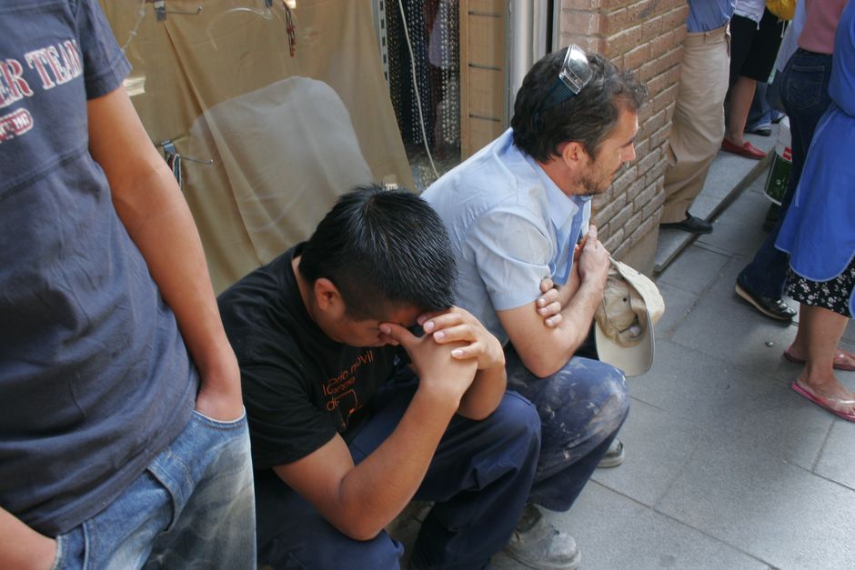 Compaeros de un trabajador fallecido en una obra en Madrid (archivo)