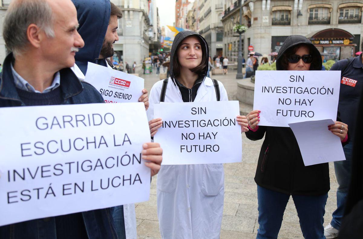 Profesionales de las Fundaciones de Investigacin Biomdicas se concentran frente al Gobierno de la Comunidad de Madrid